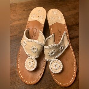 Jack Rogers Beige and White Leather Thong Sandals Size 8 Kitten Heels Tan
